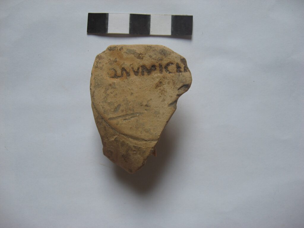 AW fig 19 Pottery 14-08-15 Base stamped QNUMICE