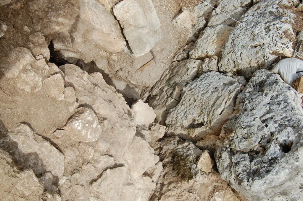 AW fig 22 Archaic wall down to fossa