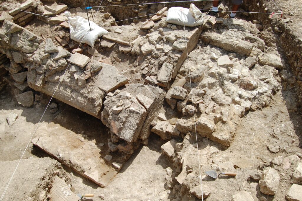 2008 - Fig 25 - Juncture of Walls from SW
