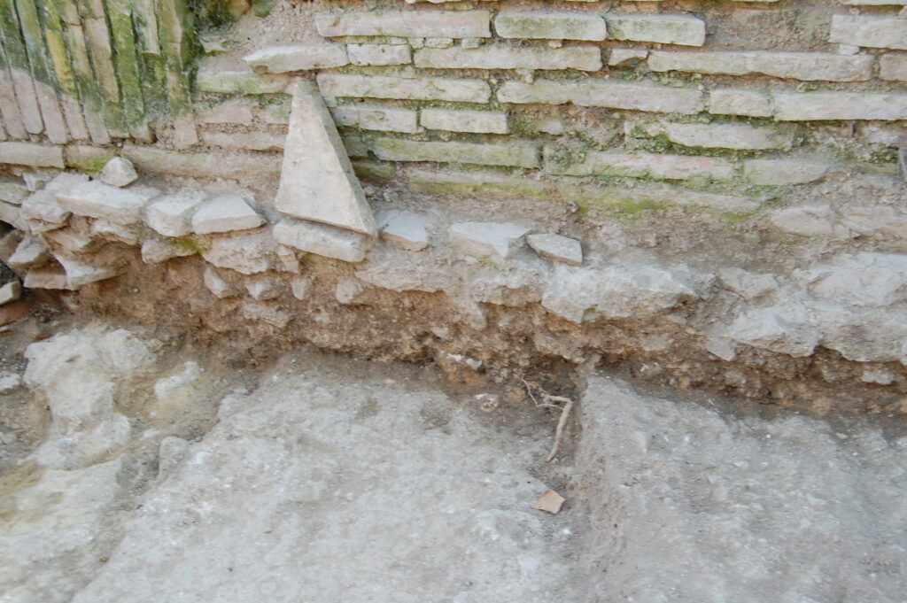 2010 - Fig 19 - Mud brick foundation, E