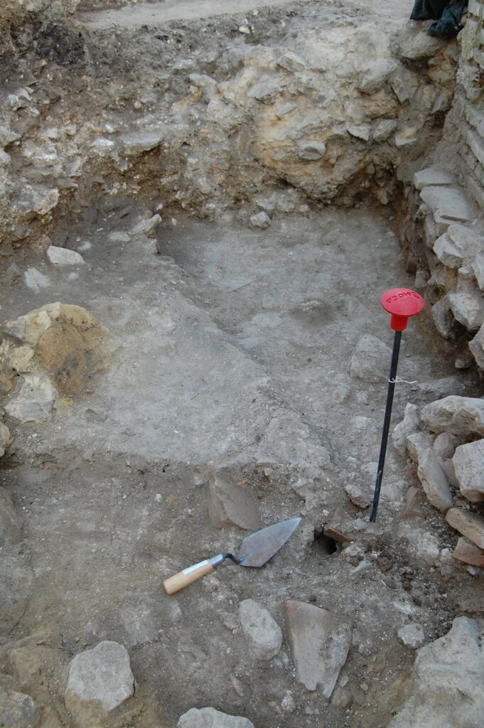 2010 - Fig 22 - SC-1 NW face of trench on W