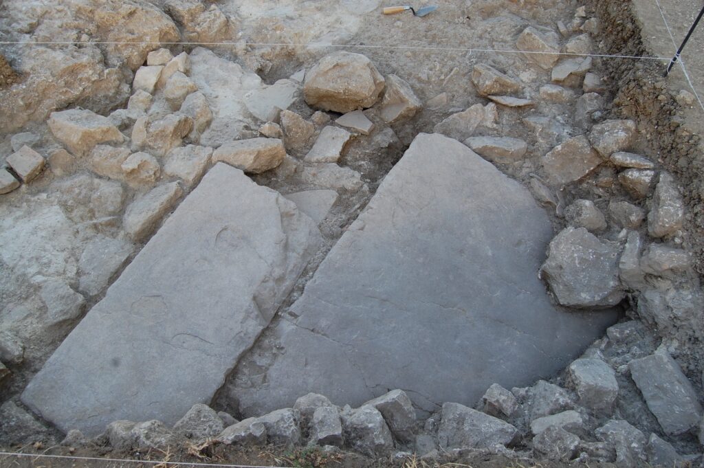 2010 - Fig 41 - Tiers Left, Slabs Right